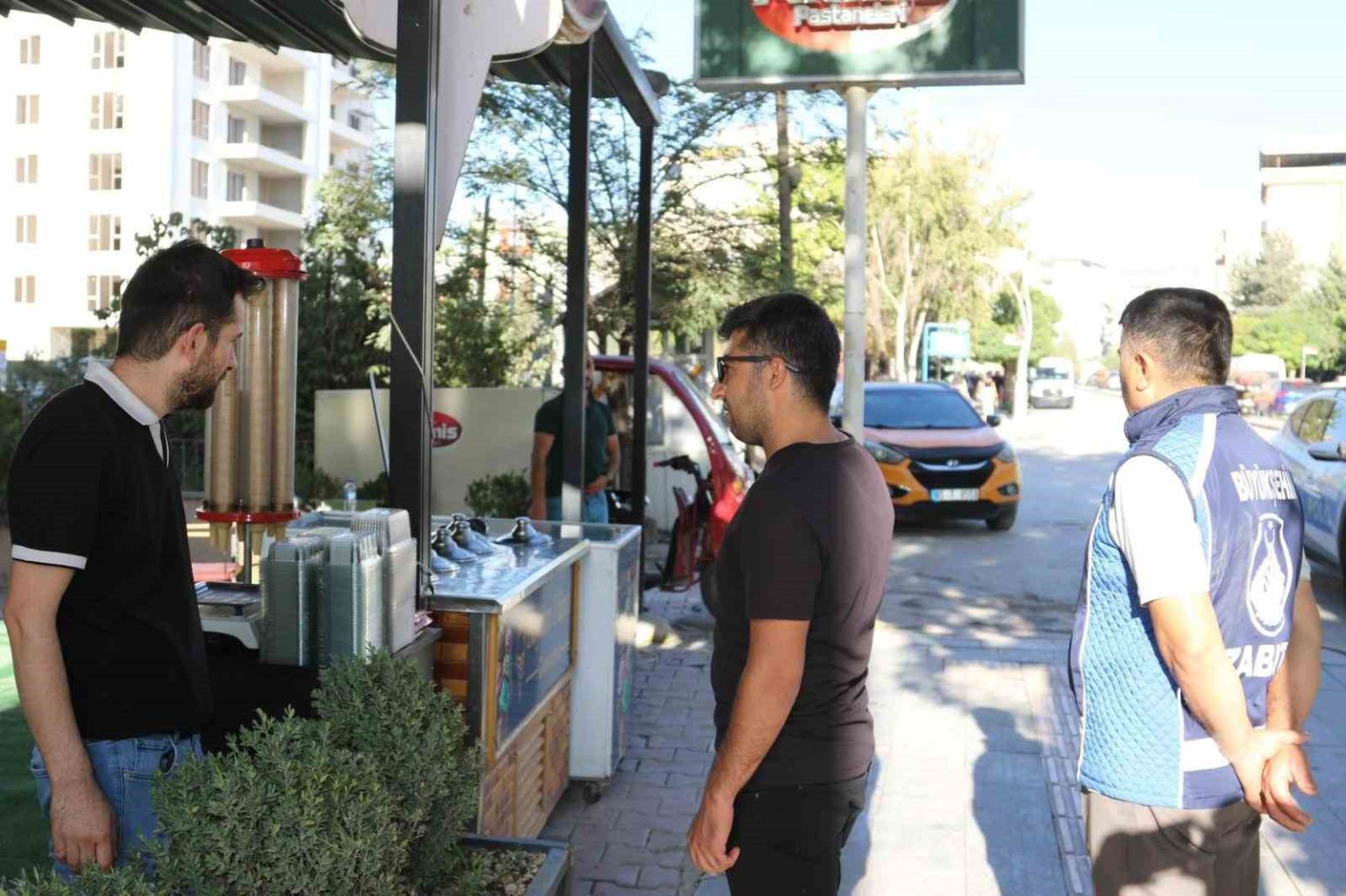 van-buyuksehir-belediyesi-kaldirim-ve-yollara-birakilan-malzemeleri-topladi