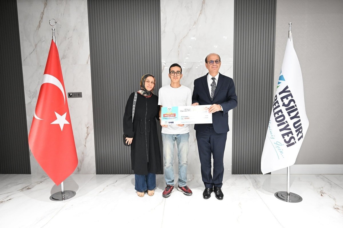 yesilyurtta-yksde-ilk-2-bine-giren-ogrencilere-odul