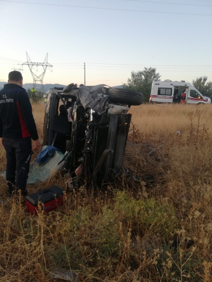 amasyada-hafif-ticari-arac-kazada-savruldu-4-yarali