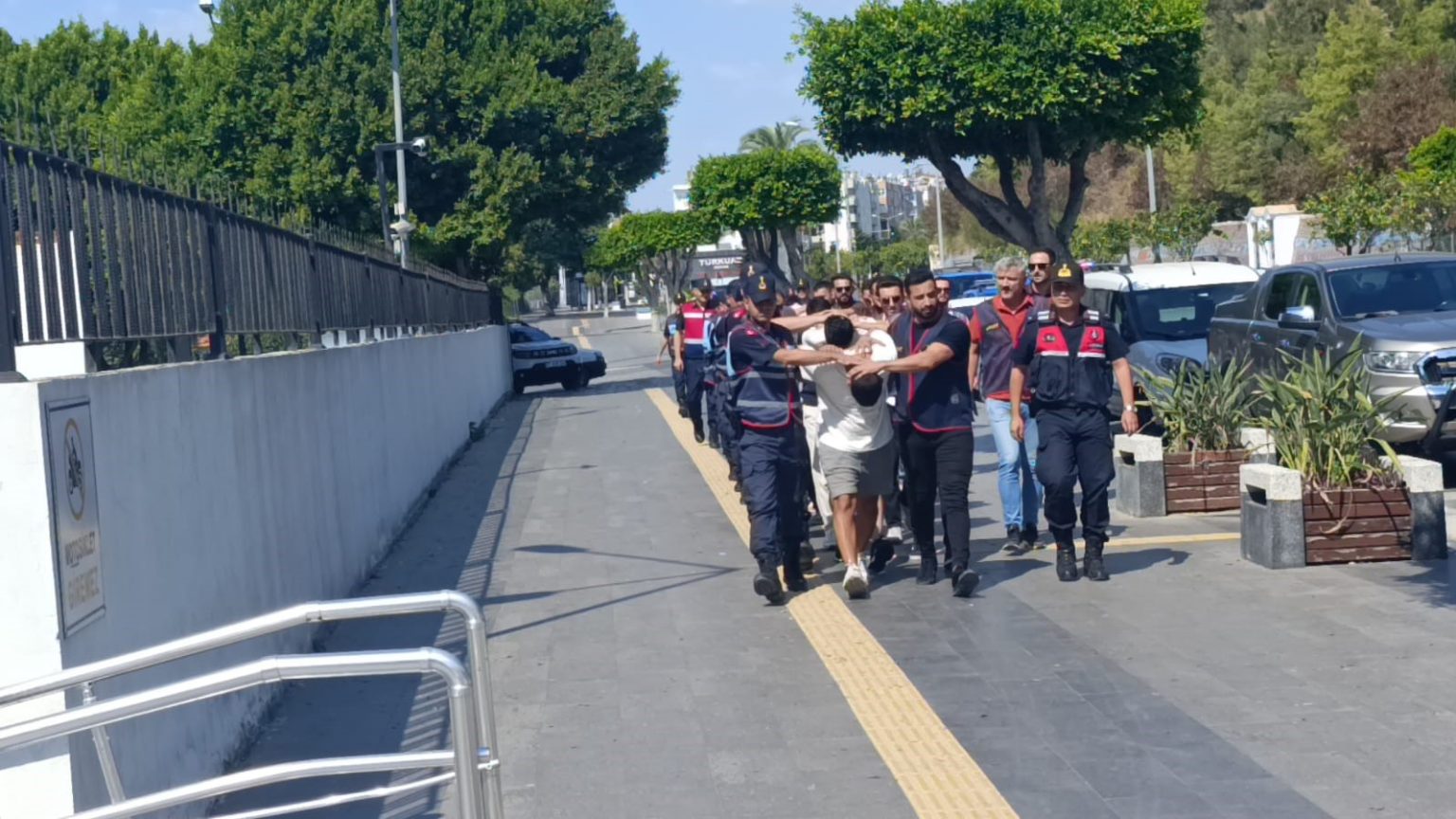 antalyada-1i-turist-3-kisiyi-yaralayan-motosikletli-supheliler-yakalandi