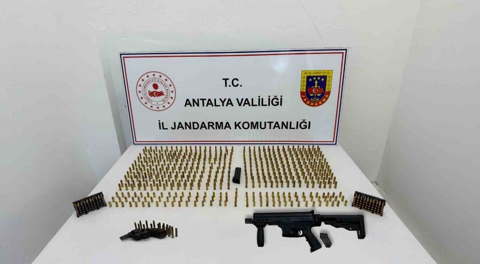antalyada-bir-depoda-suikast-silahi-ele-gecirildi
