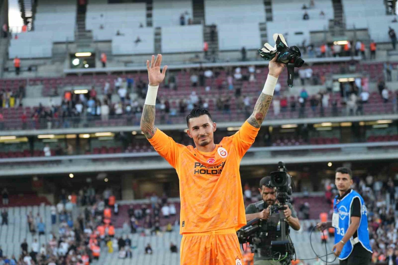 baris-alper-singo-ve-ugurcan-cakir-taraftarlara-3lu-cektirdi