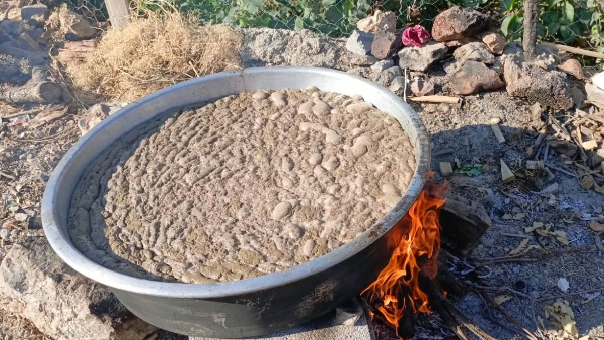 bozkirda-geleneksel-pekmez-yapimi-sabir-ve-emek-gerektiriyor
