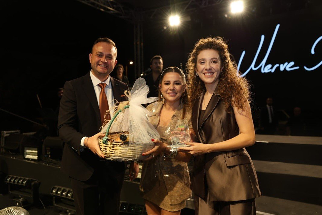 civril-uluslararasi-elma-festivalinde-merve-ozbey-ruzgari-esti