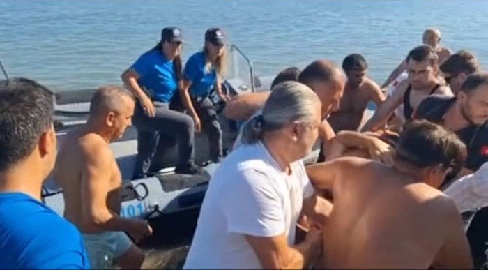 denizde-yuzdugu-esnada-beyin-kanamasi-geciren-vatandasi-deniz-polisi-kurtardi
