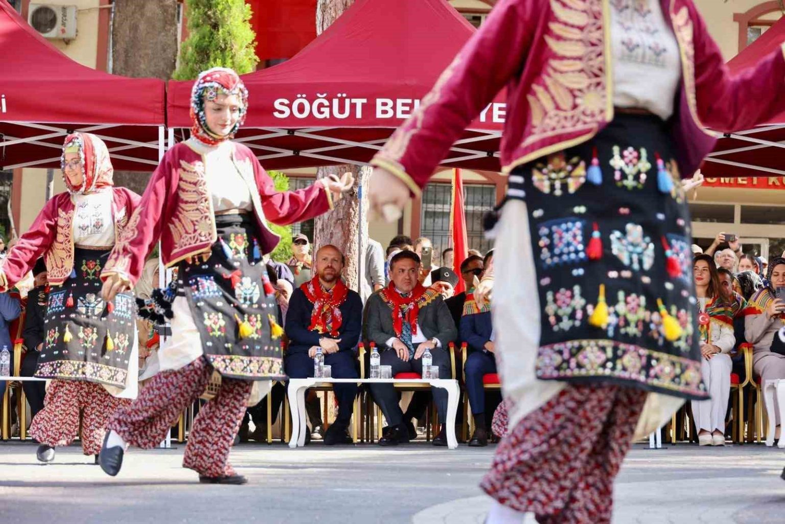 ertugrul-gaziyi-anma-ve-yoruk-senliklerine-yurdun-dort-bir-yanindan-gelen-yorukler-torenle-karsilandi