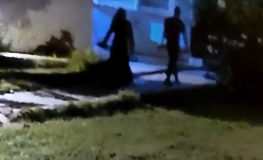 eski-esi-tarafindan-esarbiyla-bogularak-oldurulen-kadinin-son-anlari-guvenlik-kamerasina-yansidi