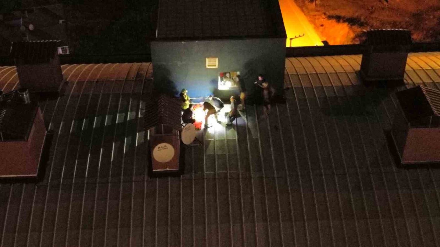 genc-kiz-catiya-cikti-kurtarmak-isteyenlerle-birlikte-mahsur-kaldi