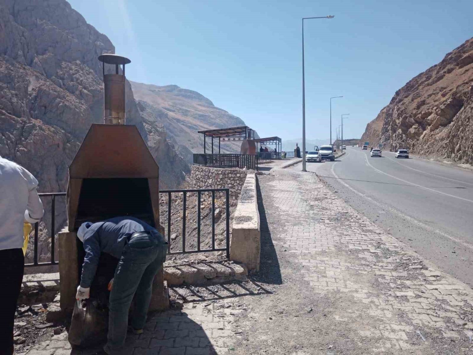 hakkari-van-karayolunda-temizlik-calismasi