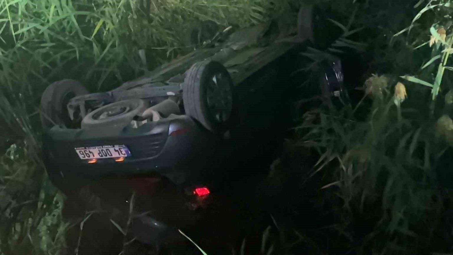 hizli-tren-telasi-kazayla-bitti-arac-kanala-dustu-2-yarali