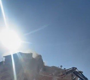is-makinasi-uzerine-dogru-yikilan-6-katli-binanin-altinda-kalmaktan-saniyelerle-kurtuldu