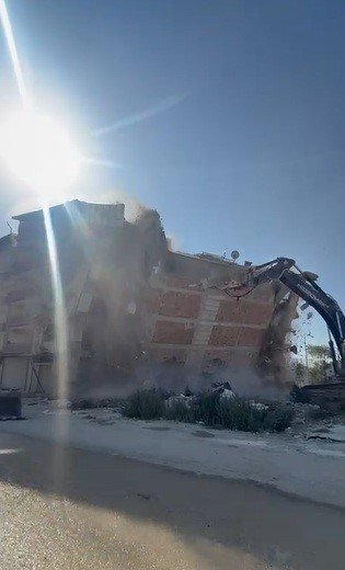 is-makinasi-uzerine-dogru-yikilan-6-katli-binanin-altinda-kalmaktan-saniyelerle-kurtuldu