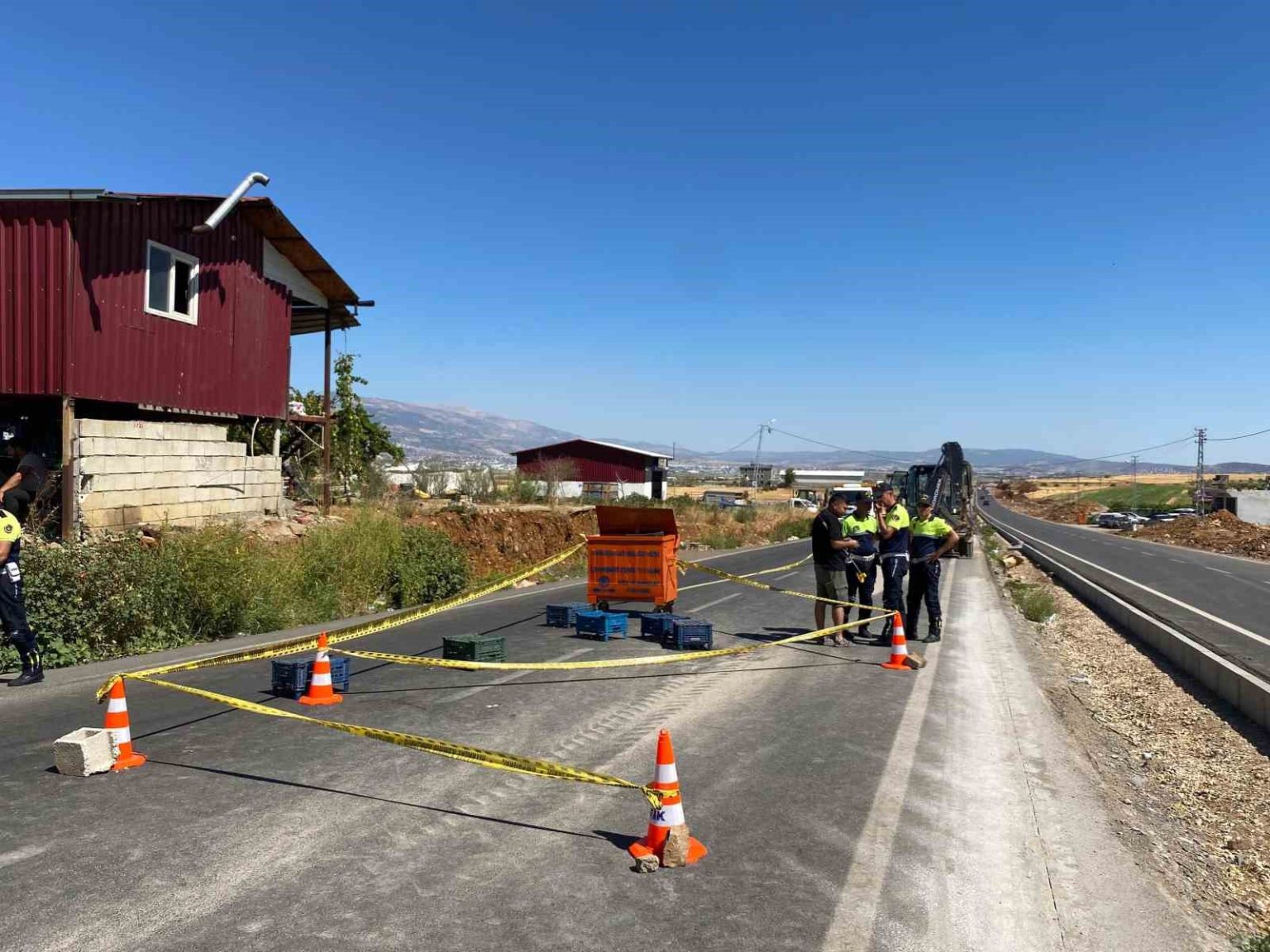 is-makinesi-kardeslere-carpti-2-yasindaki-hatice-oldu-abisi-agir-yaralandi