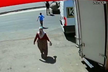 is-makinesinin-kardeslere-carptigi-kaza-ani-guvenlik-kamerasinda