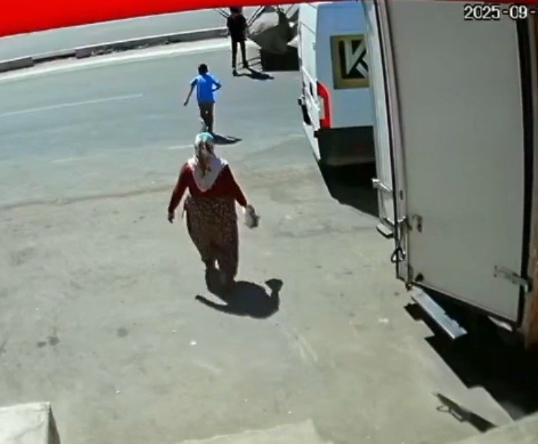 is-makinesinin-kardeslere-carptigi-kaza-ani-guvenlik-kamerasinda