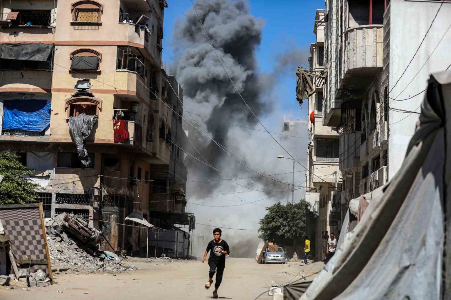 israil-gazzede-yerinden-edilmis-filistinlileri-hedef-aldi-62-olu