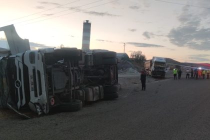 karsi-yola-gecen-tir-baska-bir-tira-carpti-2-yarali