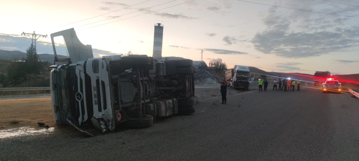 karsi-yola-gecen-tir-baska-bir-tira-carpti-2-yarali