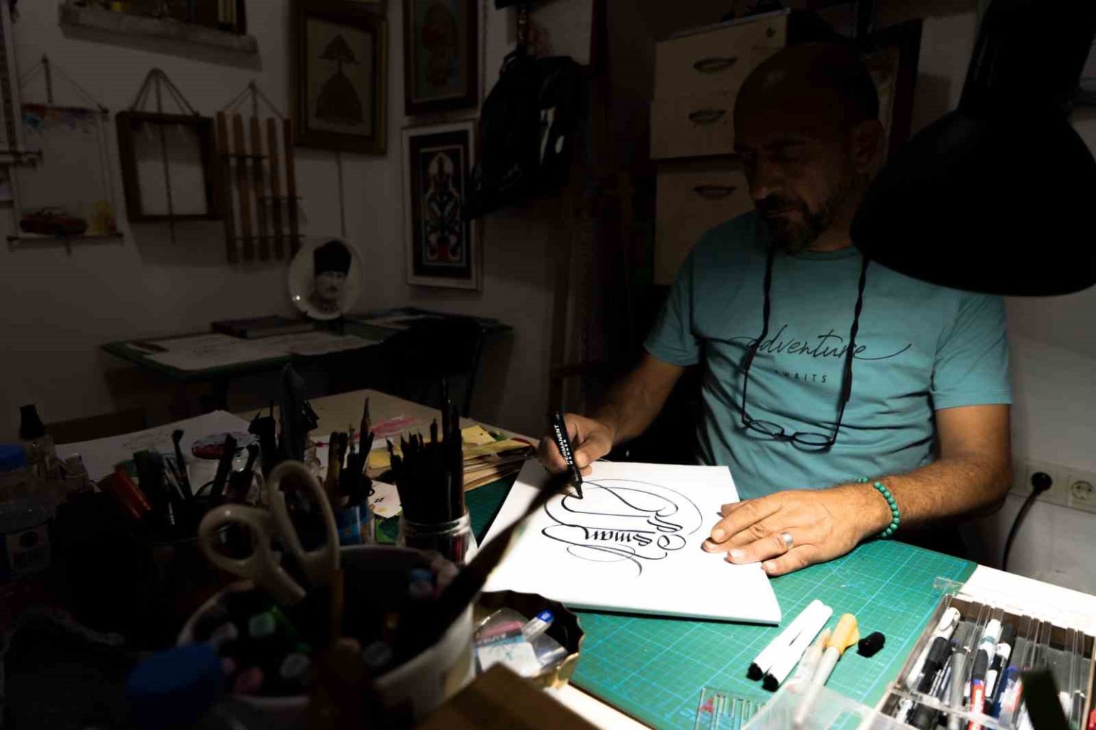 kendisine-terapi-olan-kaligrafiyi-gelecek-nesillere-aktariyor