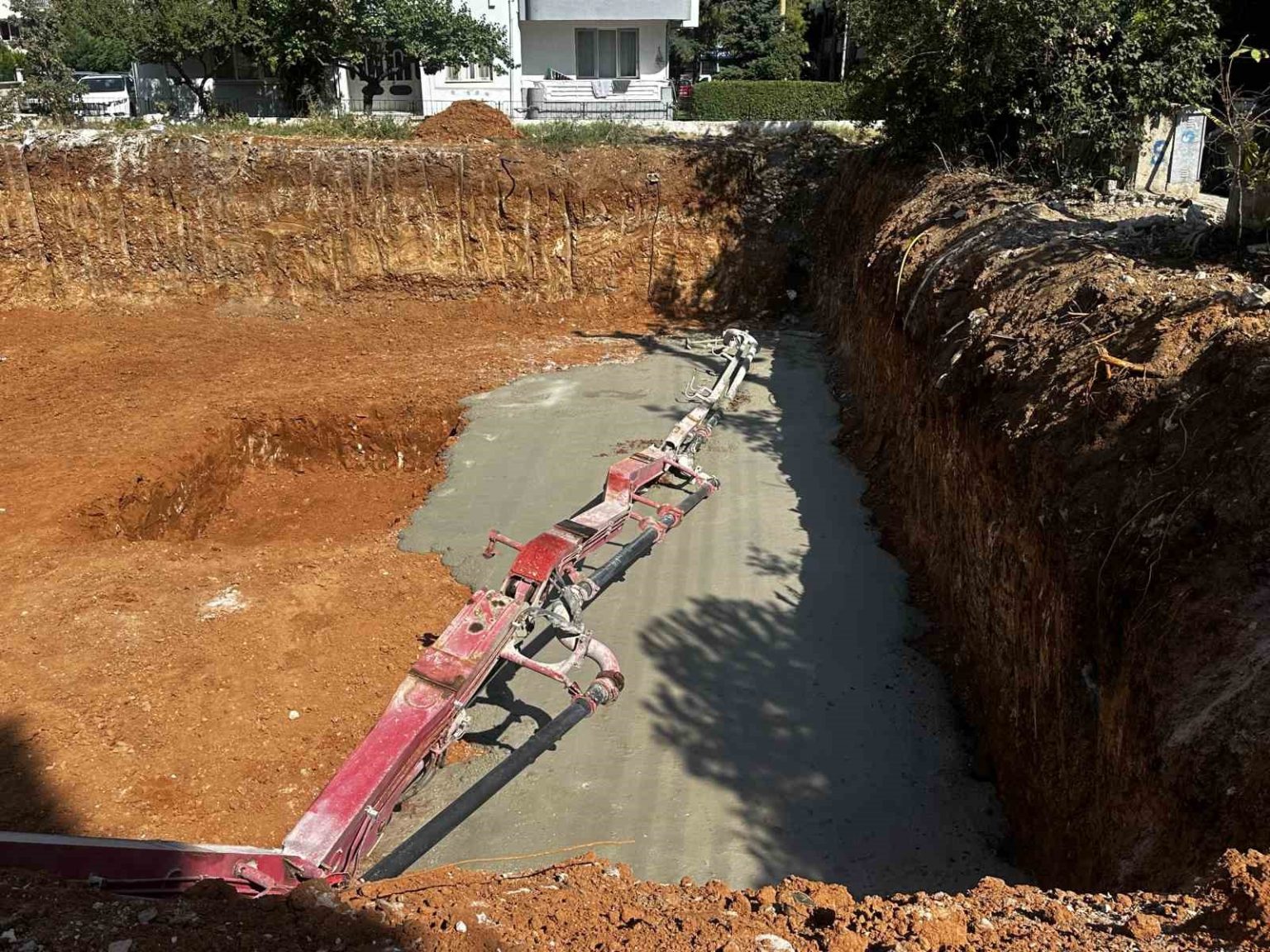 kirilan-beton-pampasi-kolu-2-isciyi-yaraladi