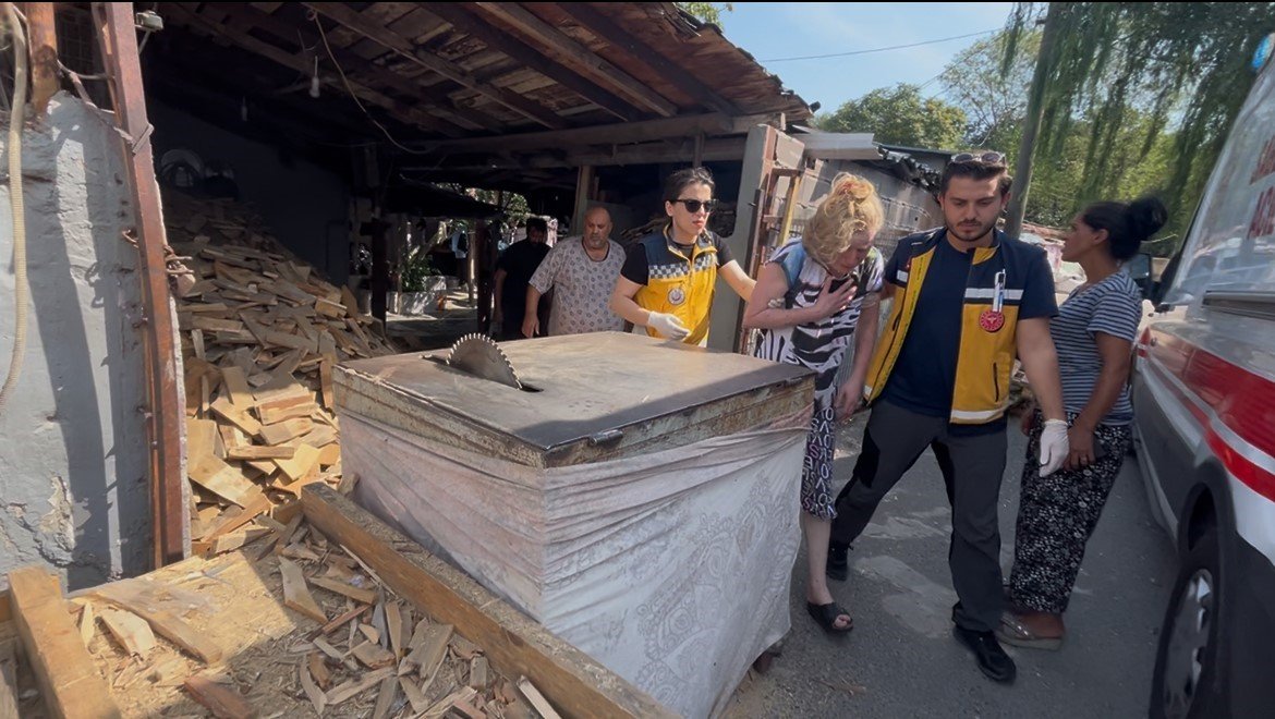 kislik-yakacak-derdine-dusen-kadinin-talihsiz-ani-diskten-firlayan-tahta-parcasi-yuzunden-yaraladi