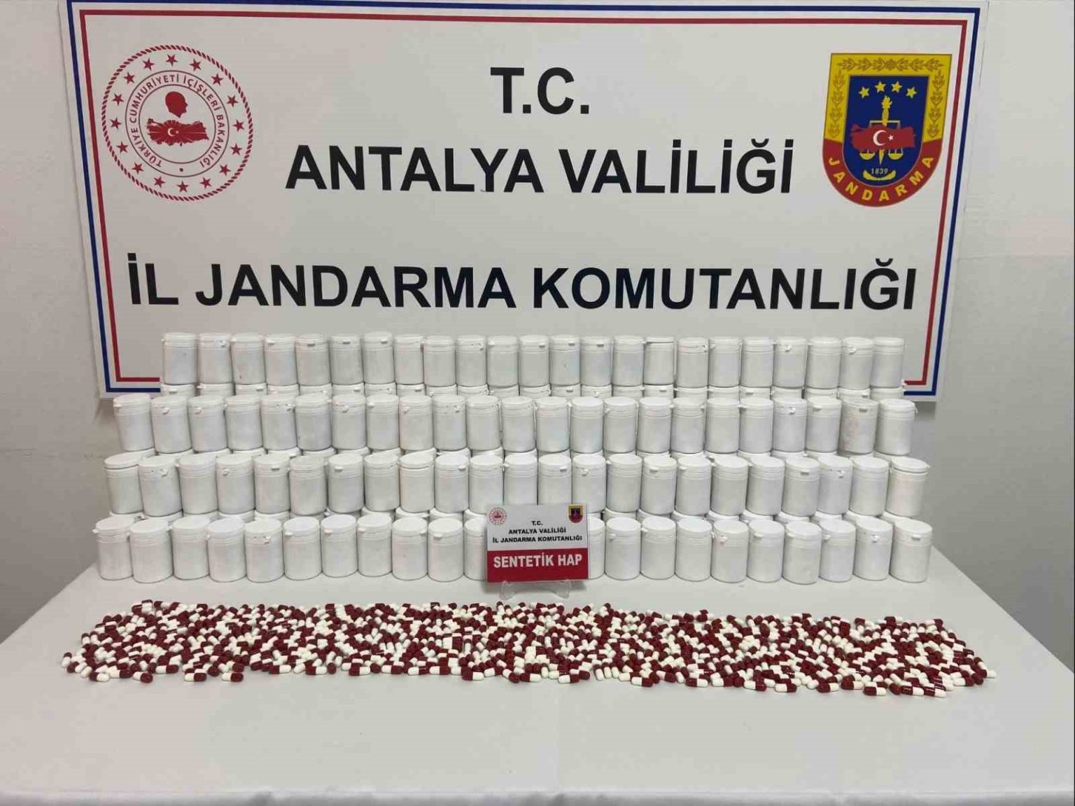 kontrol-noktasinda-durdurulan-aractan-binlerce-sentetik-hap-ele-gecirildi