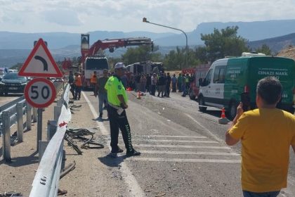mersindeki-otobus-kazasi-3-kisi-oldu-6-kisi-yaralandi