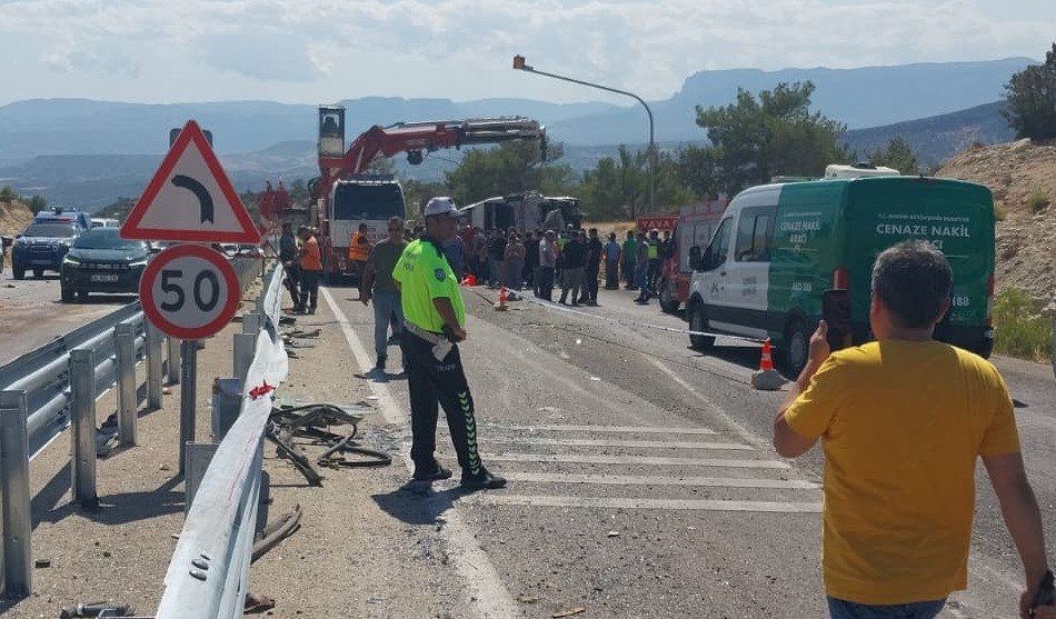 mersindeki-otobus-kazasi-3-kisi-oldu-6-kisi-yaralandi