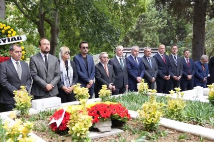 metin-oktay-kabri-basinda-dualarla-anildi