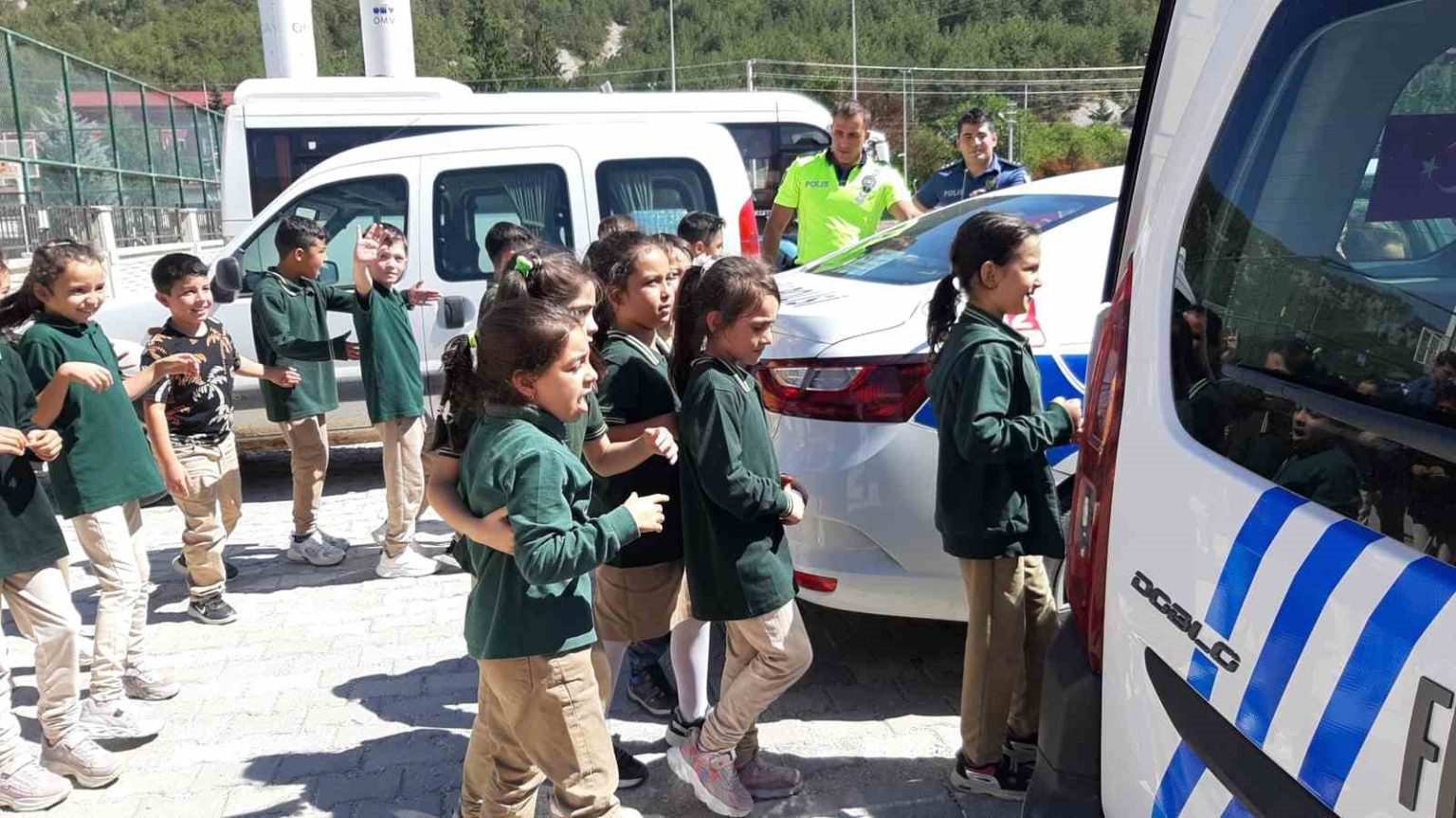 mudurnuda-ogrencilere-polis-sevgisi-asilandi