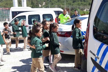 mudurnuda-ogrencilere-polis-sevgisi-asilandi