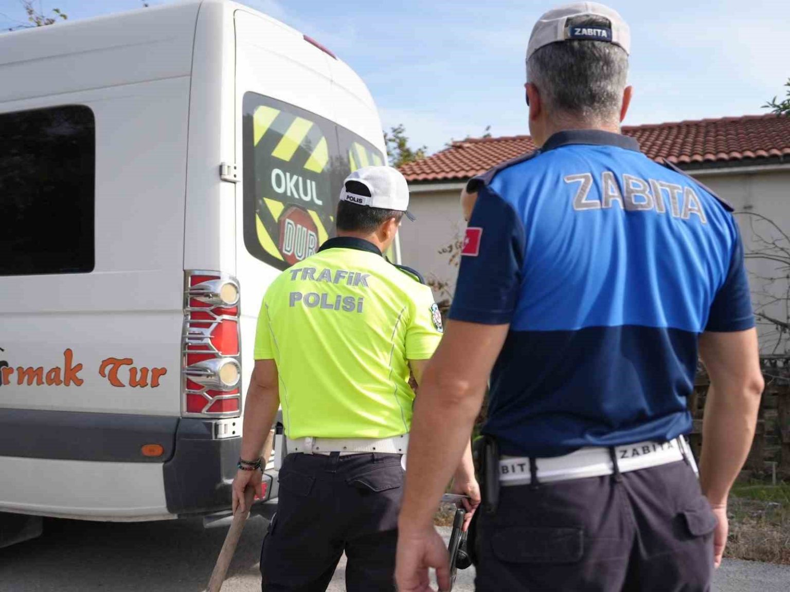 ogrencilerin-guvenli-seyahat-etmesi-icin-zabita-ve-polis-teyakkuza-gecti
