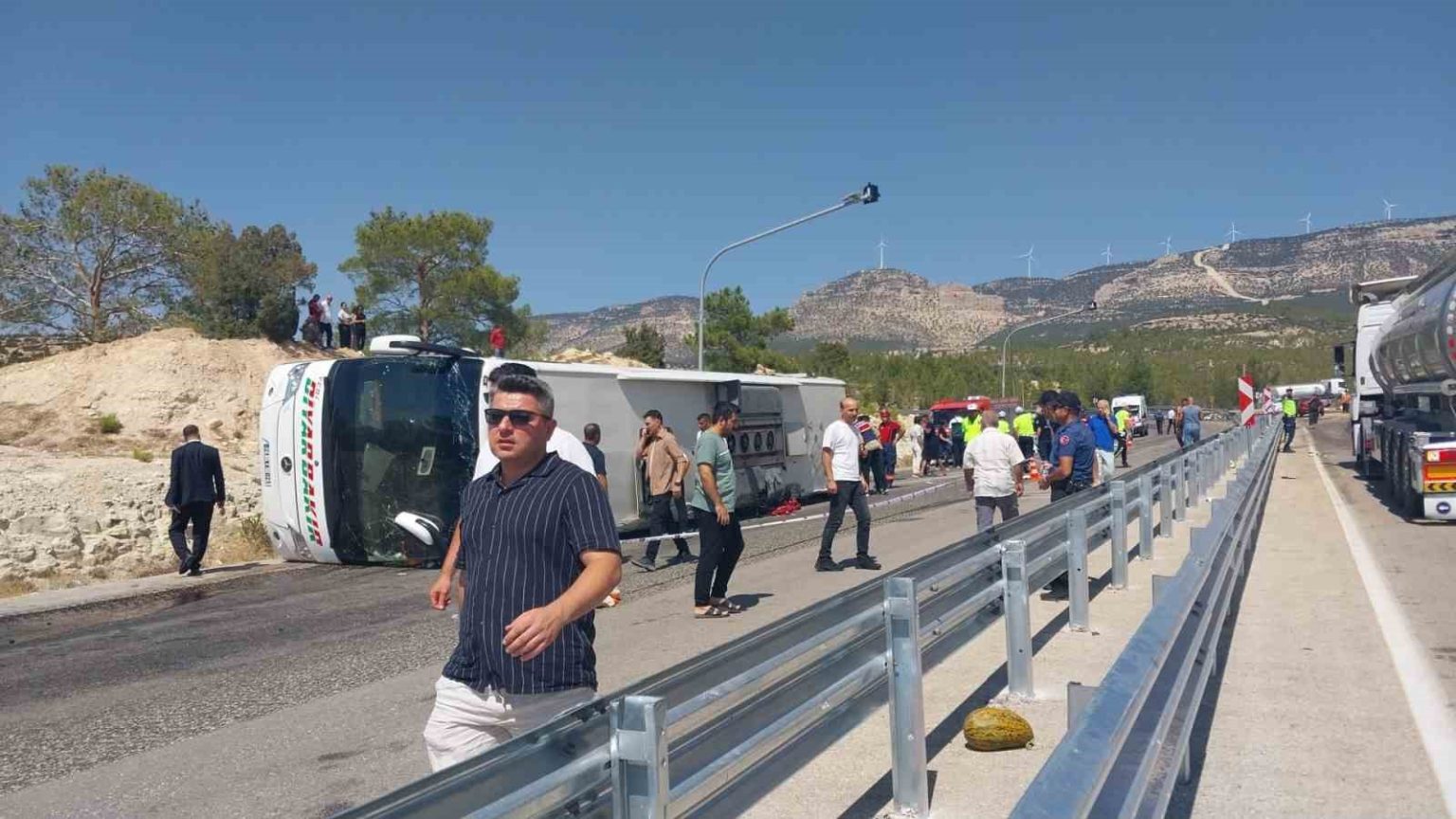 otobus-ile-kamyon-carpisti-olu-ve-yaralilar-var
