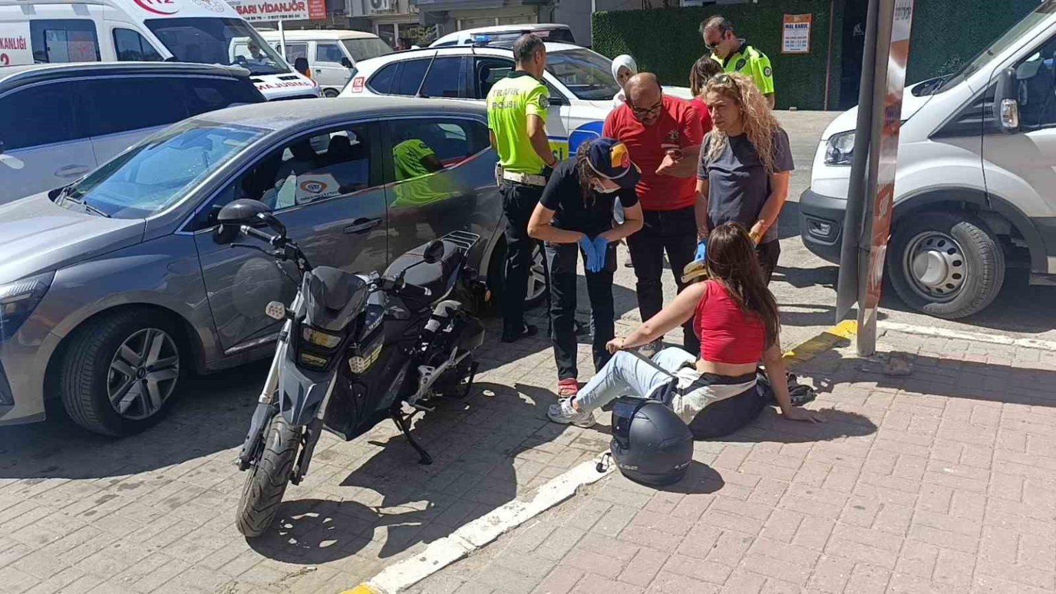 otomobille-carpisan-motosiklet-surucusu-genc-kiz-kafasindaki-kask-sayesinde-kazayi-hafif-atlatti