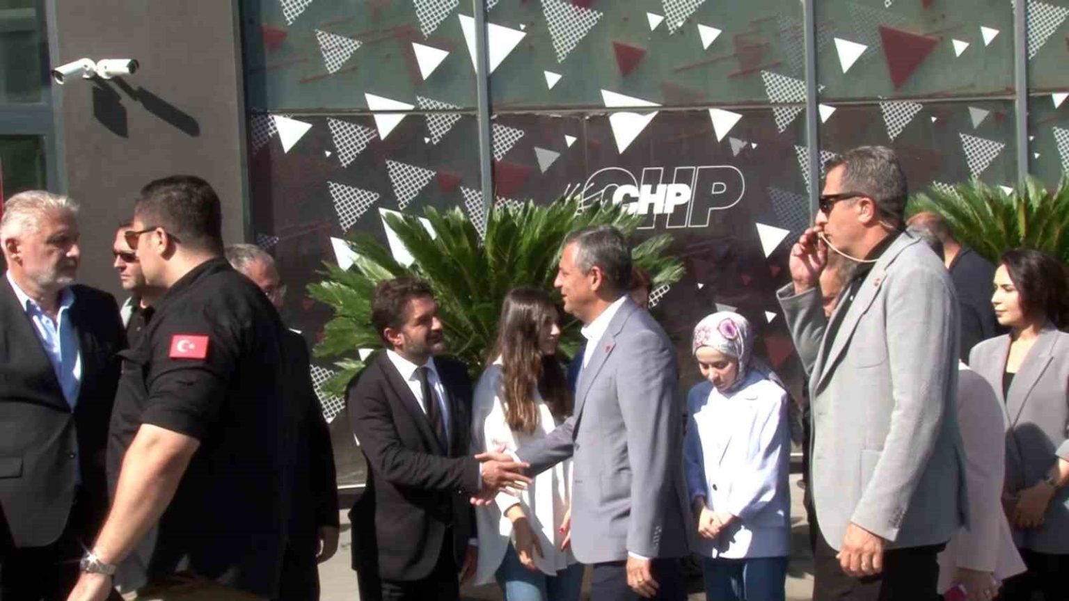 ozgur-ozel-chpnin-sariyerde-bulunan-parti-binasina-geldi