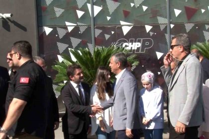 ozgur-ozel-chpnin-sariyerde-bulunan-parti-binasina-geldi