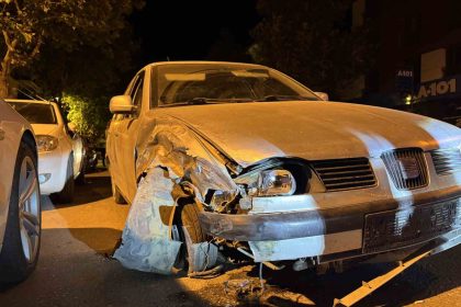 park-halindeki-2-araca-carpan-otomobil-surucusu-olay-yerinden-kacti