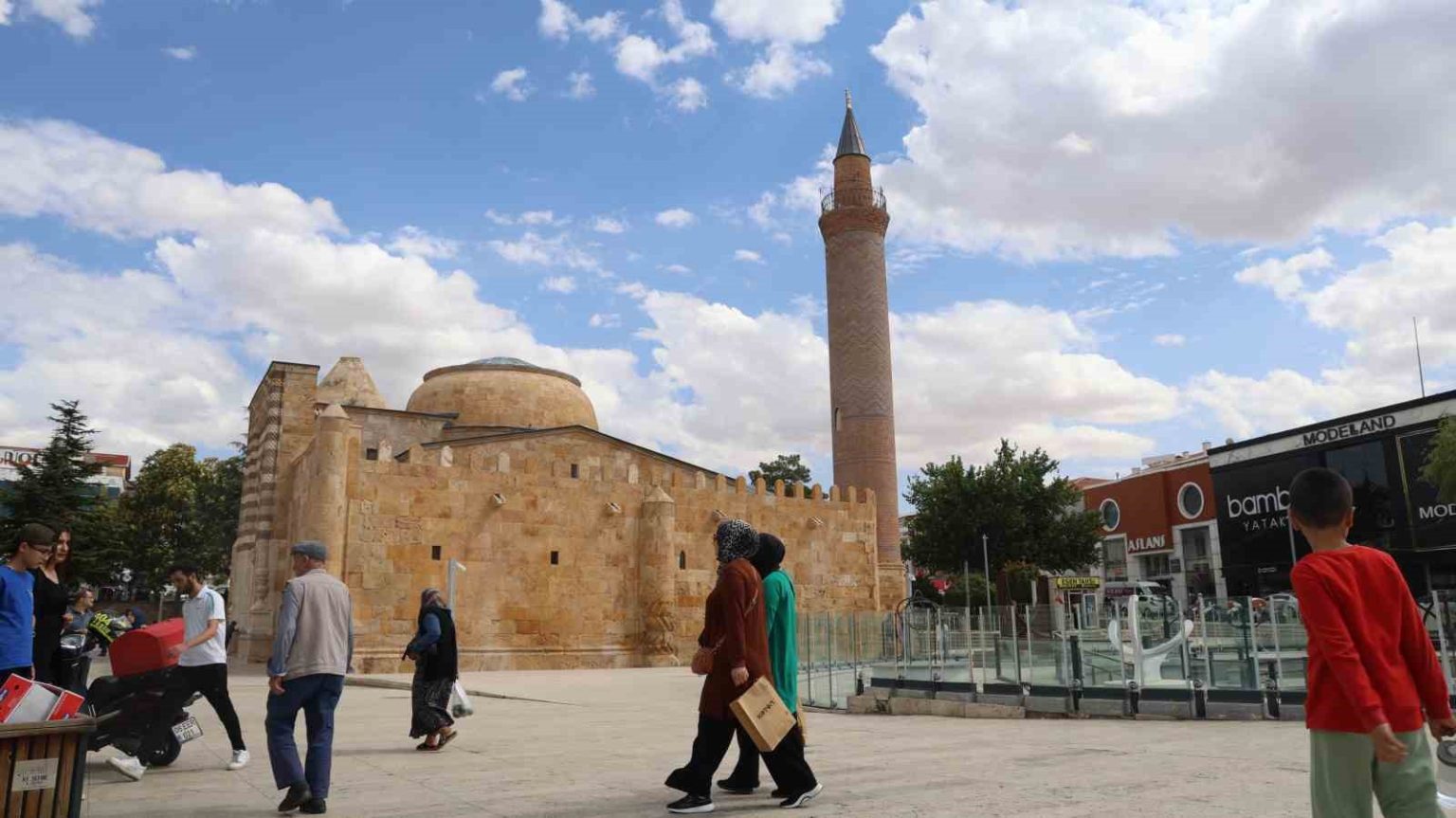 sehrin-ortasinda-754-yillik-tarihi-yapi-dimdik-ayakta-duruyor