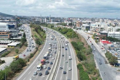 seyir-halindeki-otomobil-yandi-trafik-kilitlendi
