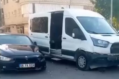 siirtte-minibus-ile-otomobil-carpisti