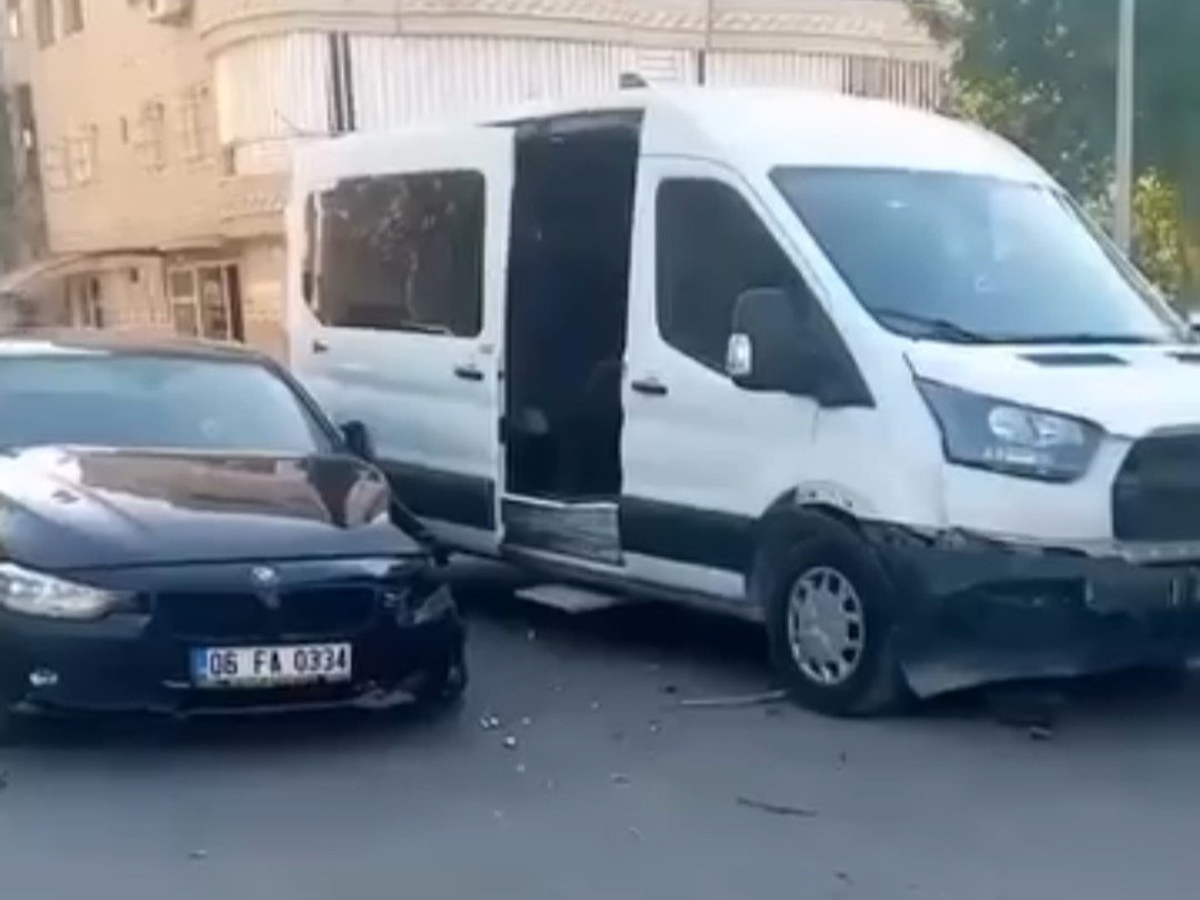 siirtte-minibus-ile-otomobil-carpisti