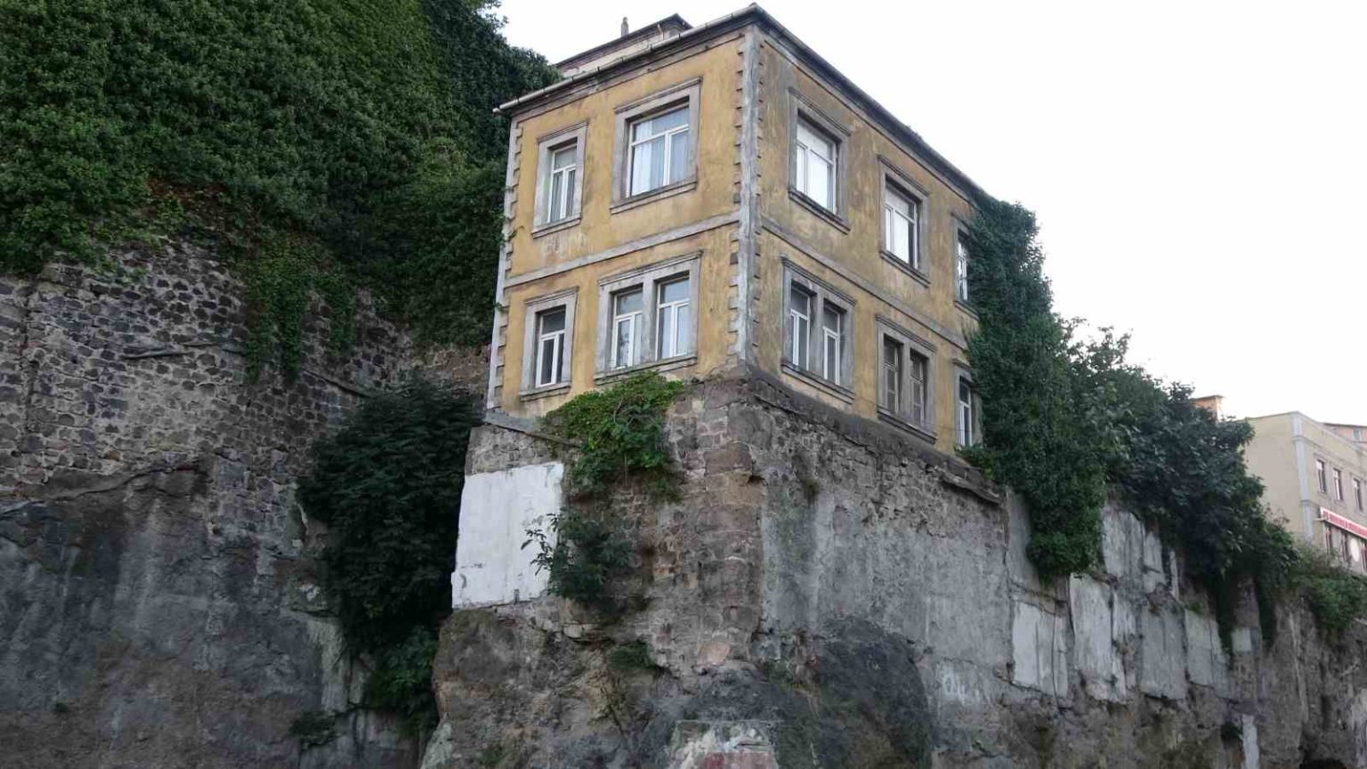trabzonun-tarihi-surlari-uzerindeki-evler-zamana-direniyor