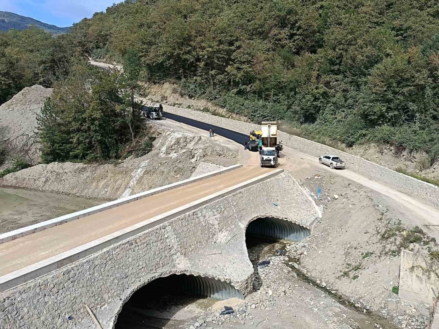 turkelide-oymayaka-sarmasik-grup-yolunda-asfaltlama-tamamlandi