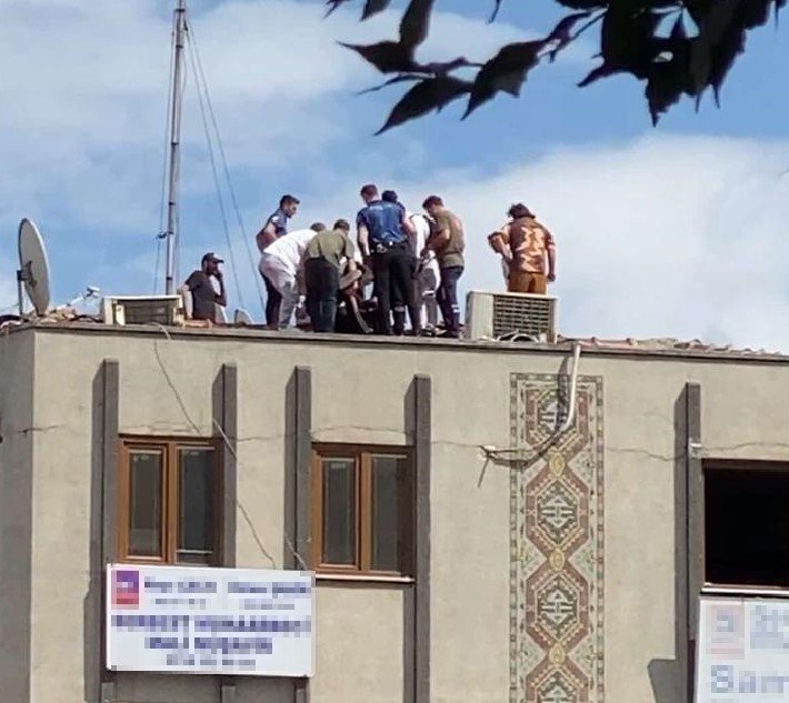 umraniyede-catiya-cikan-vatandasi-polis-ikna-etti