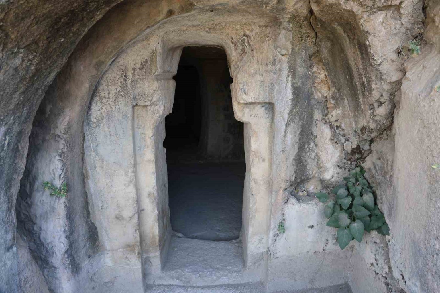 urartu-valilerine-ait-kaya-mezari-bir-ana-salon-ve-3-yan-odasiyla-dikkat-cekiyor