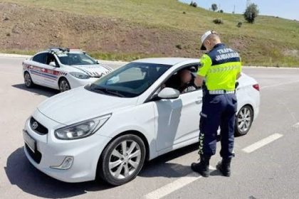 uyusturucu-madde-alarak-trafige-cikti-hem-47-bin-lira-ceza-yedi-hem-ehliyetinden-oldu