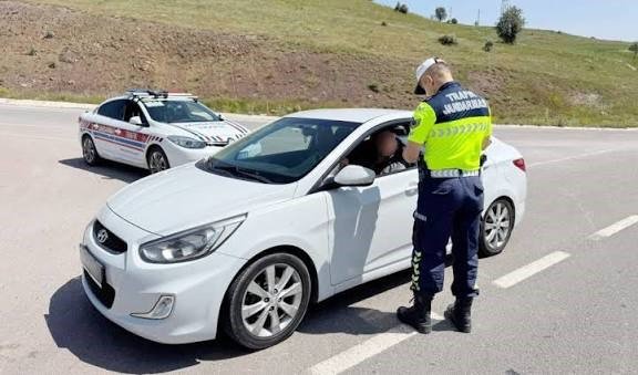 uyusturucu-madde-alarak-trafige-cikti-hem-47-bin-lira-ceza-yedi-hem-ehliyetinden-oldu