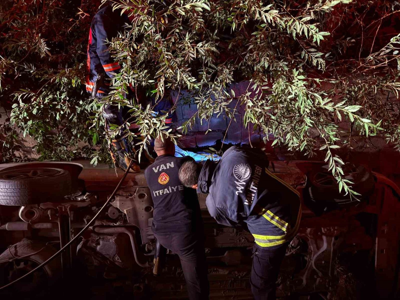 vanda-otomobil-su-kanalina-dustu-1-yarali