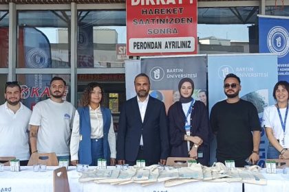 yeni-ogrencileri-rektor-karsiladi