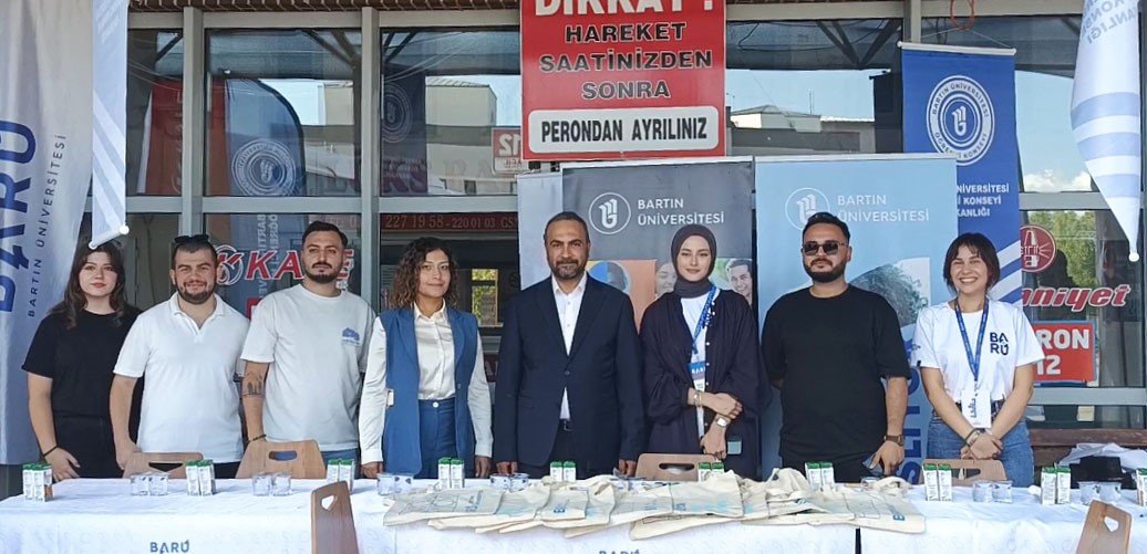 yeni-ogrencileri-rektor-karsiladi